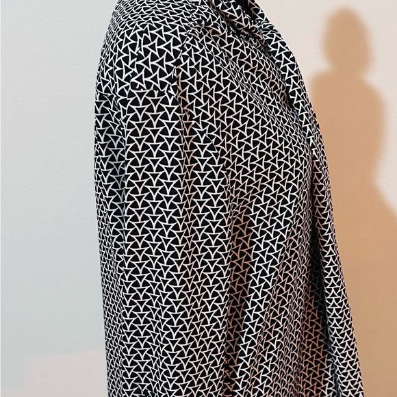 Banana Republic-Black and White Patterned Top Medium - Picture 3 of 7
